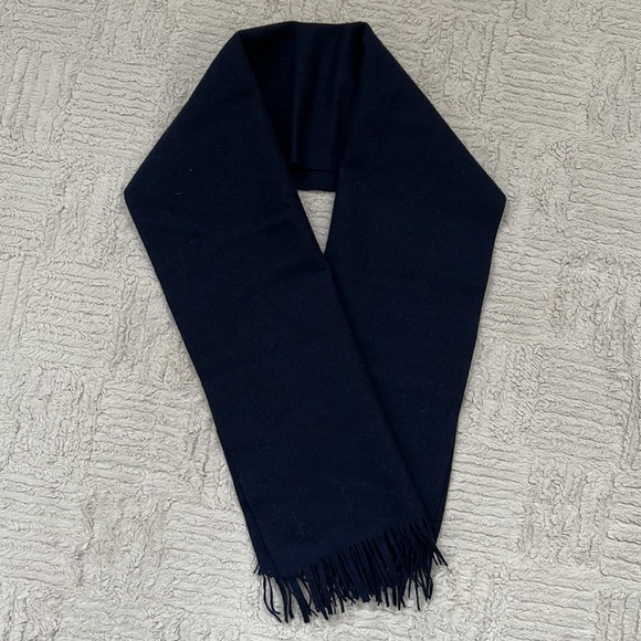 Pendleton 100% wool scarf, solid navy blue with fringe - Picture 14 of 16